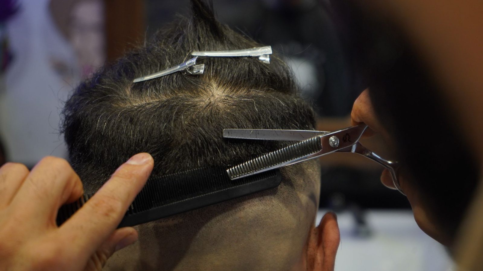 Praezisionsschnitt mit Schere und Kamm im Cappadocia Hairdesign