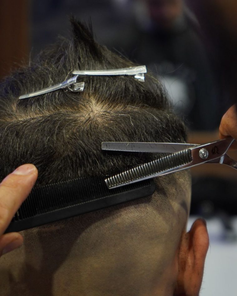 Praezisionsschnitt mit Schere und Kamm im Cappadocia Hairdesign