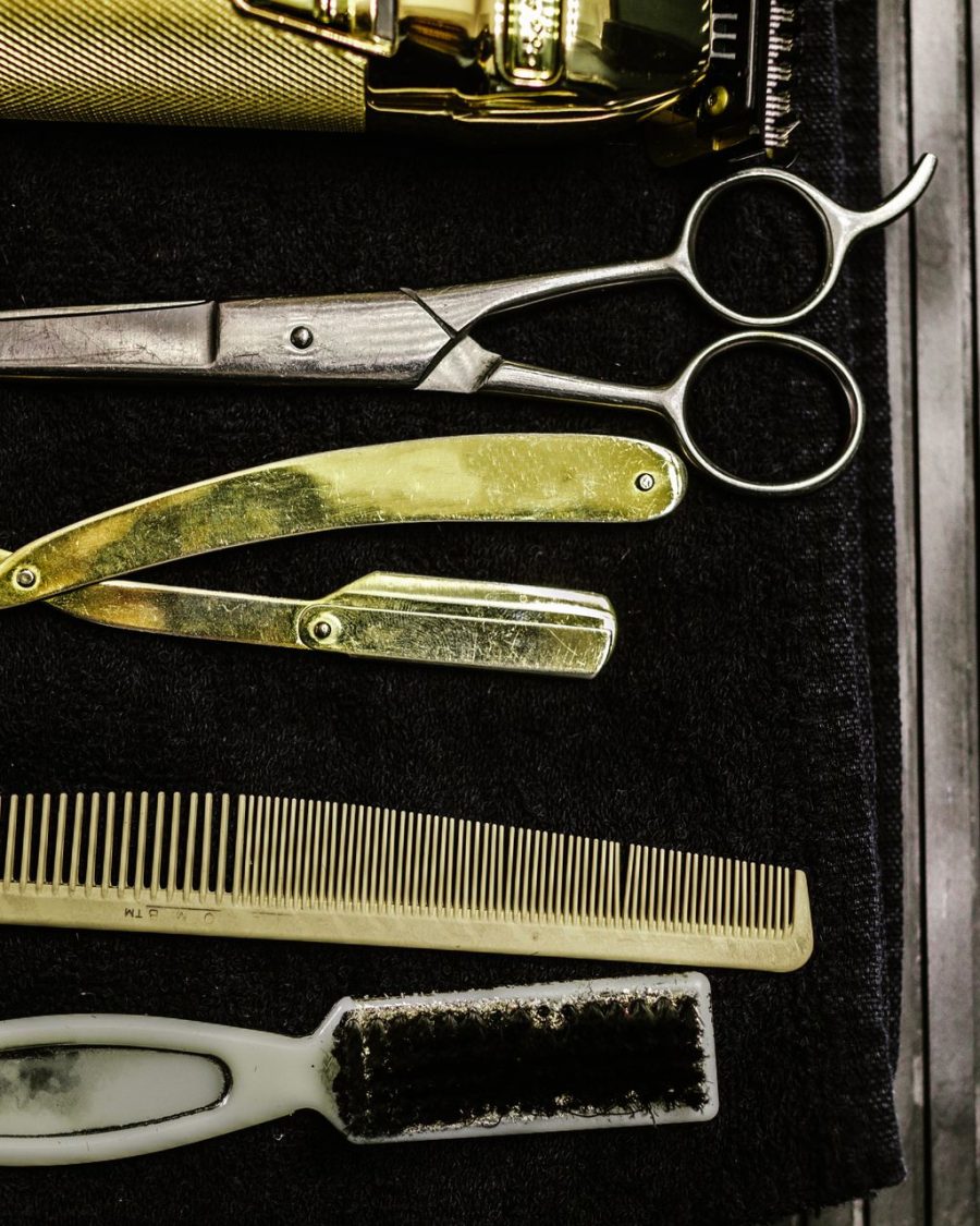 Werkzeug des Barbiers Schere Rasiermesser und Kamm
